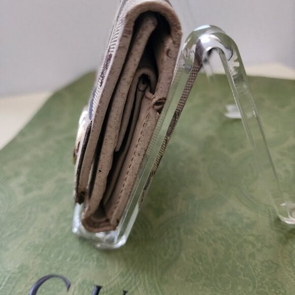 Gucci Britt GG Logo Compact Wallet - Picture 4 of 16